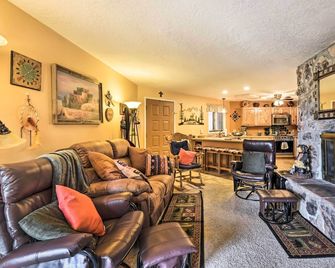 Mountain-View Angel Fire Condo: Walk to Skiing - Angel Fire - Sala de estar