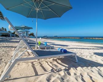 Sunset Cove - George Town - Beach