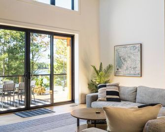 Driftaway Lakehouse - Georgian Bay Island Escape! Optional Pontoon Rental - Honey Harbour - Living room