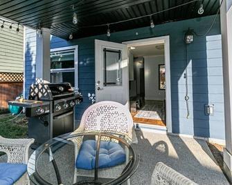 Great 1-bedroom Suite Near Downtown Langford - Victoria - Patio