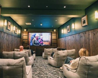 Code - The Court, Edinburgh - אדינבורו - טרקלין