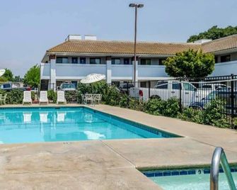2 Queen Beds|Non-Smoking, Kitchen - Oakdale - Pool