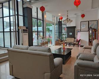 Queen City Hotel - Банджармасін - Лоббі