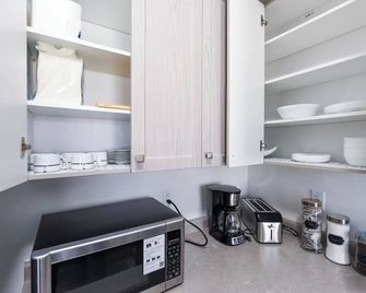 Entire Home 15 Mins From Falls perfect for 8 to 10 guests - Thorold - Living room