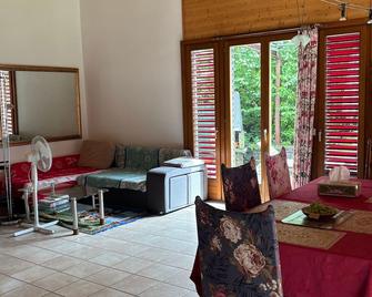 Gemütliche Ferienwohnung mit Garten - Biasca - Eetruimte