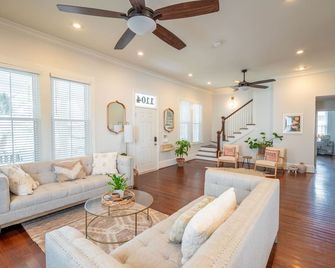 Saint John Inn - Lafayette - Living room