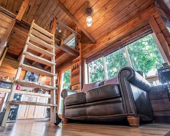 Amazing Tree House Rental for Glamping on Vancouver Island, BC - Sooke - Living room