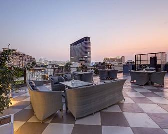 Saltstayz Premier - Golf Course Road & Sector 42 - Gurugram - Balkon