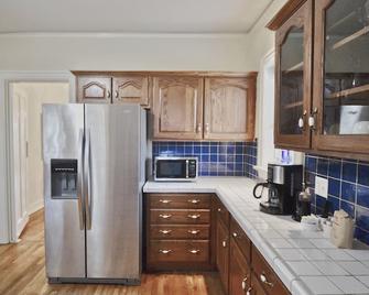 Serenity South -- Gardens, River-Views, and Refreshing Space - Cape Girardeau - Kitchen
