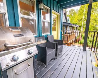 Kingfisher, Waterfront Cabin with Inlet with Mountain Views - Ucluelet - Balcó