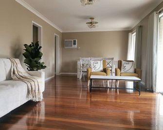 Home Plus Taree Cbd - Taree - Huiskamer