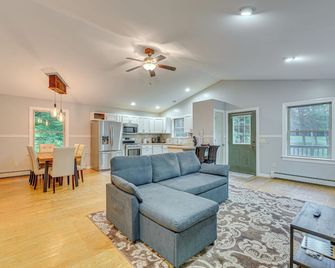 Cabin w/ Beach Access in Brant Lake: Dogs Welcome! - Brant Lake - Living room