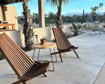 Escape to magical desert sanctuary. Sleek comfort for the whole family. - El Pescadero - Patio