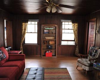 Bailey Sands: Adorable Vintage Beach Cottage, steps from Lake Michigan beach - Muskegon - Living room