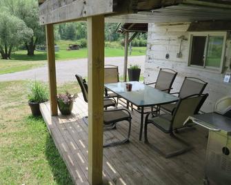 Rustic Lakeside Log Cabins - Calabogie - Patio