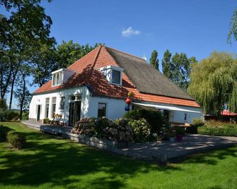 Unique Farmhouse Right On The Water In A Beautiful Location - Warten - Budova