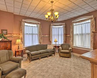 Pet-Friendly Apt Walk to Missouri River! - Yankton - Living room