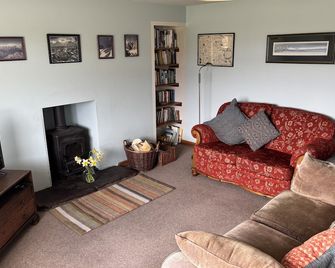 Traditional Highland Cottage With Stunning Panoramic Mountain And Sea Views - Lochinver - Living room