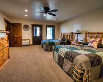 Queen Suite at Ponds Lodge Cabin 32 Unit 4 - Island Park - Bedroom