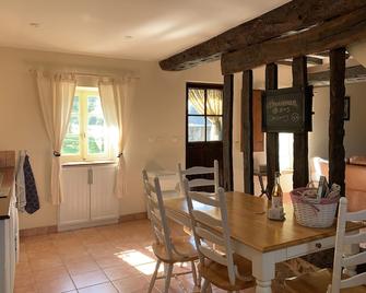Le Bas Chesnay is a 200 year old detached farmhouse, where birds & bees sing. - Domfront-en-Poiraie - Salle à manger