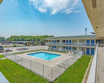 Motel 6 Kansas City North Airport - Kansas City - Bể bơi