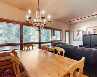 Renovated Creekside Condo w/ Wood Stove & Shared Hot Tub/Pool - Steps to Shuttle - Vail - Comedor
