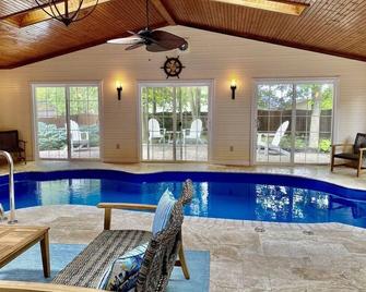 Indoor pool off of the golf course - Connersville - Piscina