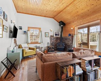 Canyon Point Cozy Cottage -Hot tub-Lakefront - Windsor - Σαλόνι