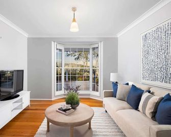 Carinya Centennial | Bowral Spa Retreat - Bowral