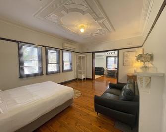 Globe Apartments - Wagga Wagga - Bedroom