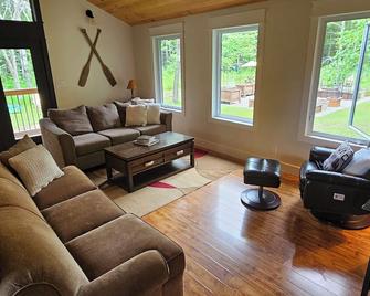 Escape with 7 seat HotTub and Couples Cold Plunge Sleeps 10\nSouth Algonquin - 휘트니 - 거실