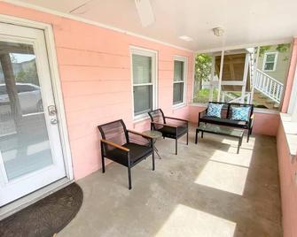 Short Walk to Shops, Restaurants & Beach Access - Folly Beach - Sala de estar