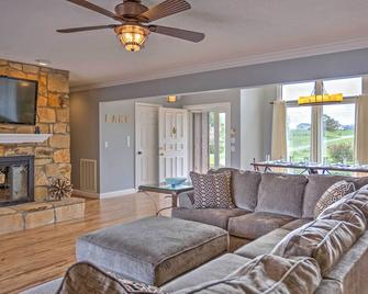 Monticello Home with Multi-Level Deck on 2 Acres! - Monticello - Sala de estar