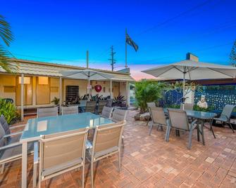 Bundaberg Coral Villa Motor Inn - Bundaberg - Patio