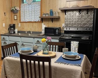 1 Playful Cub-GREAT unbelievable rates, check it out - Cosby - Dining room