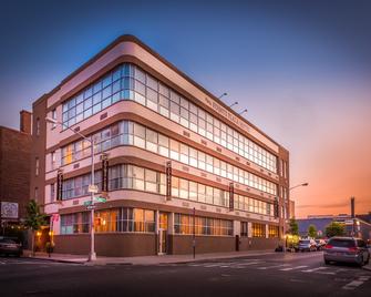 Pointe Plaza Hotel - ברוקלין - בניין