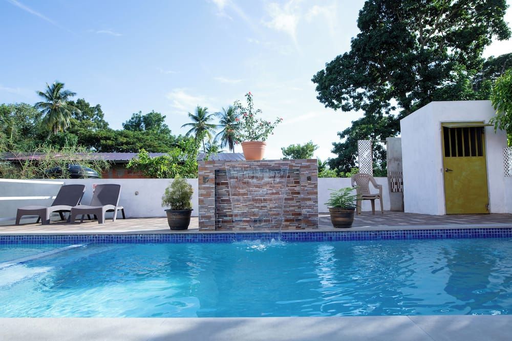 ليسفيل توباجو - كراون بوينت - حوض السباحة