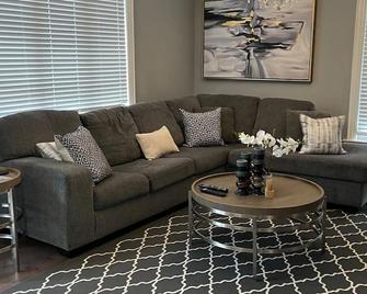 Why Stay Anywhere Else! - St. Catharines - Living room