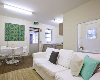 ذا أولد ماونت جامبير جايل - مونت غامبير - غرفة معيشة