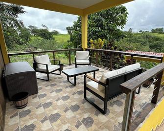 La Casita Amarilla en Utuado, Puerto Rico - Utuado - Balcón