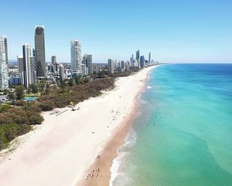 Sunny Days Poolside at an Entertainer's Oasis - Cedar Creek, Gold Coast - Пляж