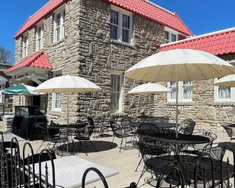 Elegant two room loft in historic downtown Excelsior Springs. - Excelsior Springs - Patio