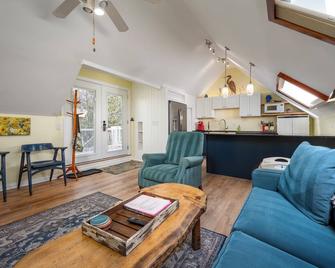 308b Savannah - 2nd Floor Apartment So Close To The Beach! - Lewes - Living room
