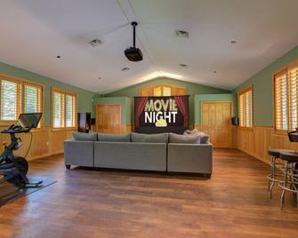 Spectacular Maine Lake House with private waterfront near Bates College - Auburn - Living room