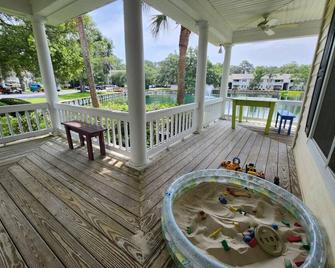 H5 close to the front pool and clubhouse downstairs by lake - Brunswick - Balkon