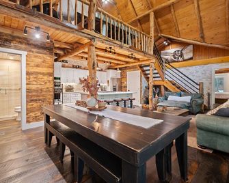 Mountain Cabin w/ Hot tub & Game Room - Jasper - Dining room