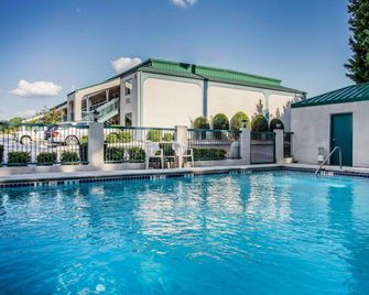 Quality Inn and Suites Stockbridge Atlanta South I-75 - Stockbridge - Piscina