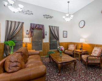 Super 8 by Wyndham Manhattan KS - Manhattan - Sala de estar
