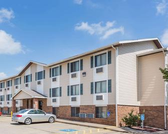 Super 8 by Wyndham Manhattan KS - Manhattan - Building