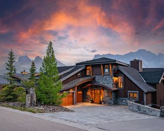 Ultra-Luxury 7880sqft Ridgeside Villa w/Concierge - Canmore - Building
